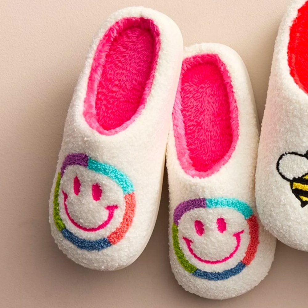 NWOT Arden Smiley Face Smile Emoji Rainbow Slippers